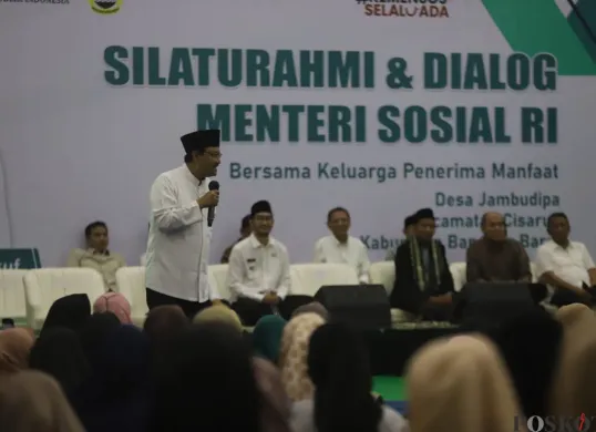 Menteri Sosial, Saifullah Yusuf, saat melakukan pengecekan lokasi Sekolah Rakyat di Gedung Wiyata Guna, Cisarua, Bandung Barat, Jumat 7 Maret 2025. (Sumber: Poskota/Gatot Poedji Utomo)