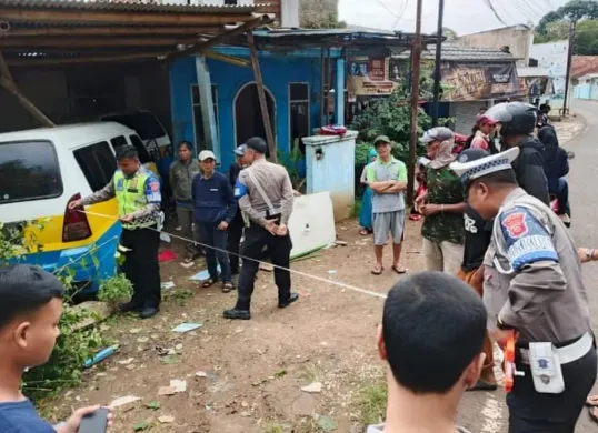 Polis melakukan olah TKP di lokasi kejadian yang mengakibatkan luka parah seorang bocah dihantam supir angkot yang mabuk miras. (Sumber: Dok Istimewa warga)