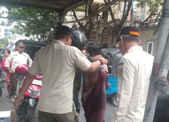 Sebanyak 43 Pemerlu Pelayanan Kesejahteraan Sosial (PPKS) dijaring petugas Satpol PP Jakarta Barat. (Sumber: Dok. Satpol PP Jakbar)