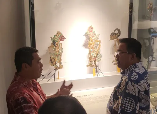 Wakil Gubernur Jakarta, Rano Karno, menyambangi Museum Wayang di kawasan Kota Tua, Tamansari, Jakarta Barat, Sabtu, 8 Maret 2025. (Sumber: Poskota/Pandi Ramedhan)