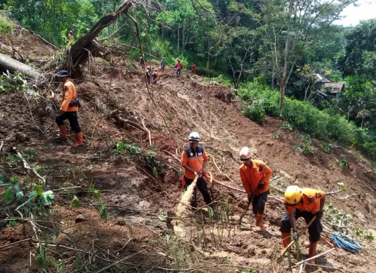 Upaya percepatan penanganan dan pencarian korban hilang masih terus dilakukan BPBD dan Pemerintah Kabupaten Sukabumi bersama tim gabungan pada Minggu, 9 Maret 2025. (Sumber: Dok BPBD Kabupaten Sukabumi)