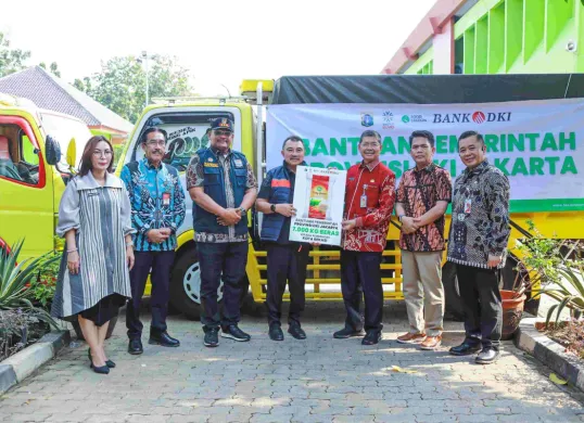 Sekdaprov Jakarta, Marullah Matali saat menyerahkan bantuan di Posko Tanggap Darurat, Pendopo Wali Kota Bekasi. (Sumber: Dok. Bank DKI)