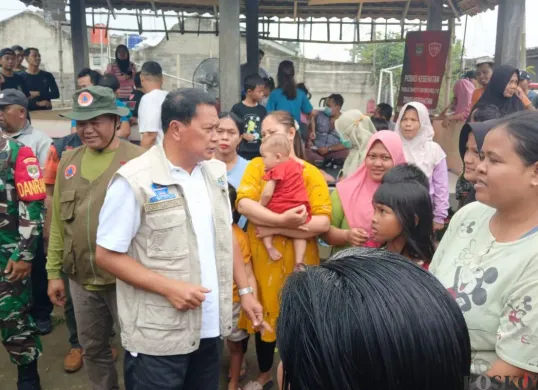 Bupati Tangerang, Maesyal Rasyid saat meinjau lokasi banjir, Minggu, 9 Maret 2025. (Sumber: Poskota/Veronica Prasetyo)