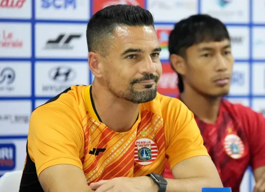 Pelatih Persija, Carlos Pena memberikan komentar jelang pertandingan melawan Arema FC di pekan 26 Liga 1 2024-25. (Foto: persija.id)