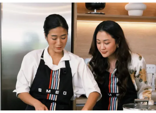 Sherina Munaf bersama dengan Chef Renatta Moeloek sedang masak bareng. (Sumber: Instagram/@smeg.id)