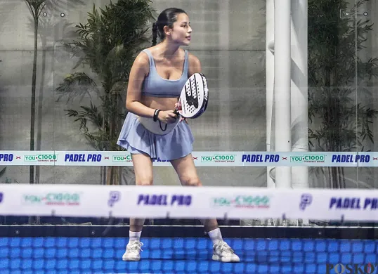 Ibu hamil, Nina Kozok, 33 tahun, warga Pondok Indah, Kebayoran Lama saat bermain Padel di Lapangan Padel Pro, Kemang, Jakarta Selatan, Kamis, 27 Februari 2025. (Sumber: Poskota/Bilal Nugraha Ginanjar)