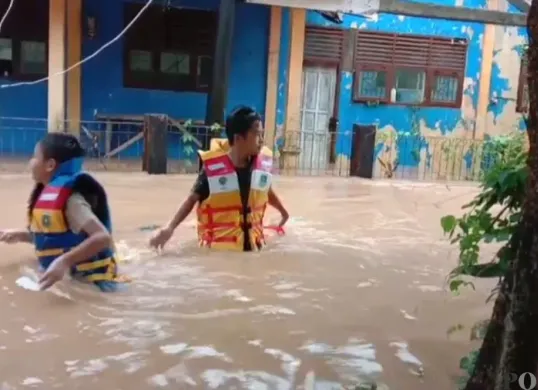 Sejumlah warga sedang melakukan evakuasi dalam bencana banjir di BTN Setul, Desa Teluk, Kecamatan Labuan, Pandeglang, Jumat, 7 Maret 2025. (Sumber: Poskota/Samsul Fatoni)