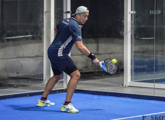 Ketua Umum Perkumpulan Besar Padel Indonesia (PBPI) Galih Kartasasmita, saat bermian Padel di  Lapangan Padel Pro, Kemang Jakarta Selatan. (Sumber: Poskota/Bilal Nugraha Ginanjar)