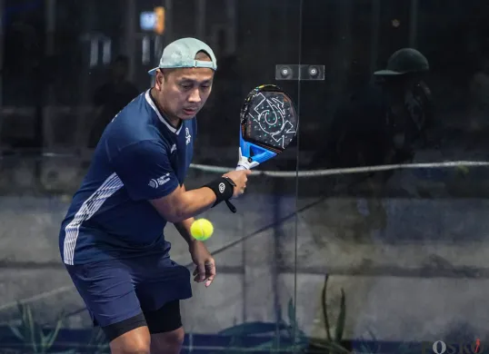 Ketua Umum Perkumpulan Besar Padel Indonesia (PBPI), Galih Kartasasmita, saat bermain Padel di Lapangan Padel di kawasan Kemang, Jakarta Selatan, beberapa waktu lalu. (Sumber: Poskota/Bilal Nugraha Ginanjar)