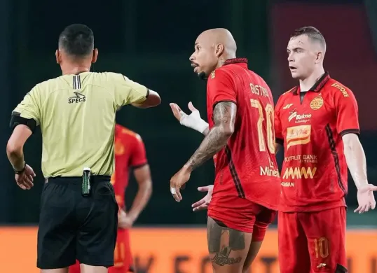 Dua pemain Persija, Gustavo Almeida dan Maceij Gajos diusir wasit pada pertandingan melawan Arema FC, di pekan 26 Liga 1 2024-25. (Foto: Instagram/@persija)