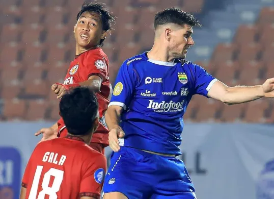 Nick Kuipers, salah satu pemain yang absen di pertandingan Semen Padang vs Persib karena skorsing. (Sumber: Instagram @semenpadangfcid)