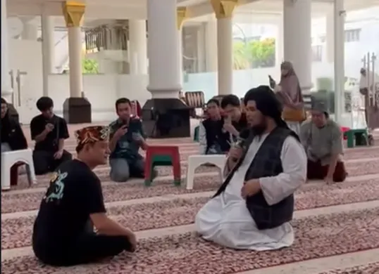 Ustaz Derry Sulaiman membimbing langsung pembacaan dua kaliat syahadat oleh YouTuber Bobon Santos dan resmi memeluk Islam pada momentum bulan Ramadhan tahun ini. (Sumber: Capture Instagram netizen @yoelianingsieh)