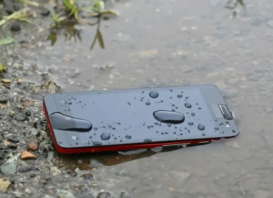 Handphone Anda tercebur air saat banjir, begini cara mengatasinya agar bisa kembali normal. (Sumber: Pinterest)