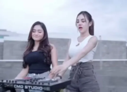 Video klip musik dengan judul 'Iclik Cinta' milik Mala Agatha featuring Icha Cellow dikecam netizen. (Sumber: Tangkap Layar X/@TukangBedah00)