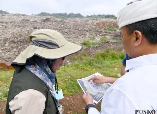 Rombongan DLH Provinsi Jabar melakukan pemetaan untuk pembuatan jalur alternatif menuju tempat pembungan akhir sampah. (Sumber: Poskota/Gatot Poedji Utomo)