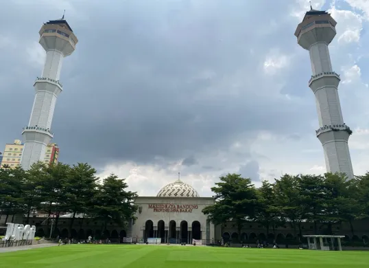 Masjid Raya Bandung. (Sumber: Dok. Humas Pemprov Jabar)