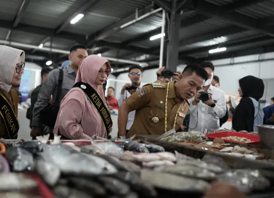 Momen Bupati Bandung, Dadang Supriatna saat rangkaian peluncuran Pasar Ikan Modern Soreang, Senin, 10 Maret 2025. (Sumber: Dok. Diskominfo Kabupaten Bandung)