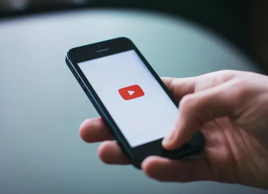 Menyimpan video Youtube ke galeri handphone. (Sumber: Pexels/freestocks.org)