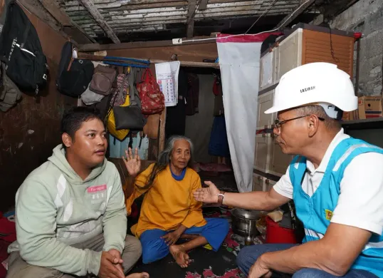 General Manager PLN UID Jakarta Raya, Lasiran sedang berbincang dengan Maryanah dan cucunya, Muhammad Randy, di Kelurahan Menteng Atas, Jakarta Selatan, Senin, 10 Maret 2025. (Sumber: Dok. PLN UID Jakarta Raya)