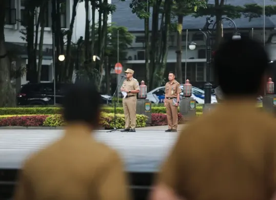 Wali Kota Bandung, Muhammad Farhan, memberikan arahan kepada camat dan lurah dalam Rakor di Balai Kota Bandung, Senin 10 Maret 2025, untuk memastikan pelayanan publik tetap optimal. (Sumber: Dok. Diskominfo Kota Bandung)