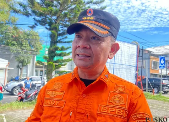 Kepala BPBD Kota Cimahi, Fitriandi Kurniawan di hadapan awak media di Kantor BPBD Cimahi, Jalan Cihanjuang, Kota Cimahi, Selasa, 11 Maret 2025. (Sumber: Poskota/Gatot Poedji Utomo)