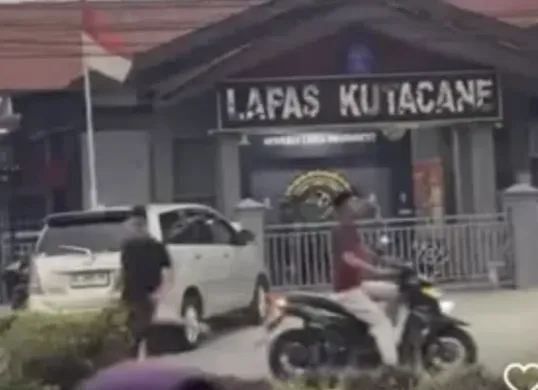 Suasana Lapas Kutacane pasca-kaburnya 50 narapidana. Sebagian berhasil ditangkap, sementara sisanya masih dalam pencarian. (Sumber: Instagram/@aceh.viral)