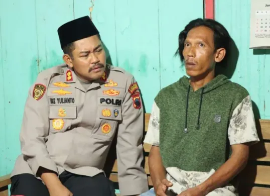 Kapolres Grobogan mendatangi warga yang menjadi korban salah tangkap oleh anggotanya. (Sumber: Polres Grobogan)