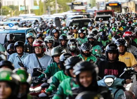 Polisi menyiapkan rekayasa lalin saat demo ojol di Istana hari ini (Sumber: Poskoata/ Bilal Nugraha Ginanjar)