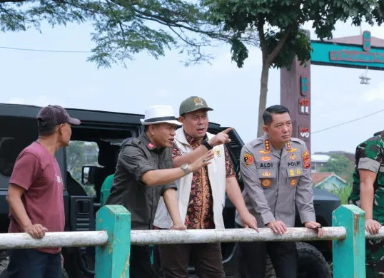 Wakil Ketua DPR RI, H Cucun Ahmad Syamsurijal, meninjau lokasi banjir di Desa Dayeuhkolot, Kabupaten Bandung, saat melakukan inspeksi mendadak pada Selasa, 11 Maret 2025. (Sumber: Dok. Humas Pemkab Bandung)