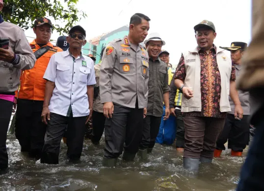 Wakil Ketua DPR RI Cucun A. Syamsurijal bersama Bupati Bandung, Dadang Supriatna saat meninjau lokasi banjir Dayeuhkolot, Selasa, 11 Maret 2025. (Sumber: Dok. Pemkab Bandung)