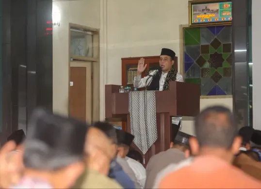 Wakil Wali Kota Bandung, Erwin saat melakukan safari Ramadan di Kecamatan Bandung Wetan. (Sumber: Dok. Diskominfo Kota Bandung)