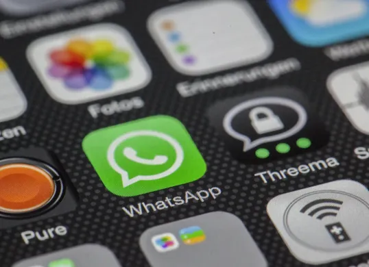 Cara mengubah pengaturan Whatsapp agar tidak diundang ke grup tanpa izin. (Sumber: Pexels/Pixabay)