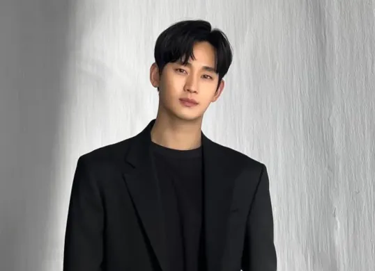 Drakor 'Knock Off' Kim Soo Hyun akan tetap tayang sesuai jadwal meski muncul kontroversi yang menyeret namanya. (Sumber: Instagram/@soohyun_k216)