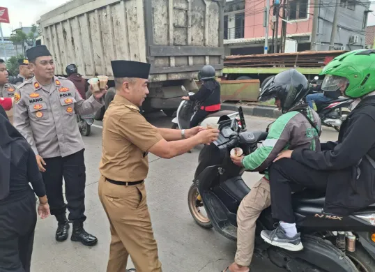 Muspika Cikarang Utara bagikan takjil kepada pengguna jalan. (Sumber: Dok. Diskominfosantik Kabupaten Bekasi)