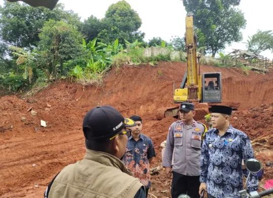 Proyek galian tanah yang dikeluhkan warga di Jalan Raya Muchtar, Sawangan, Kota Depok. (Sumber: Dok. Polsek Bojongsari)