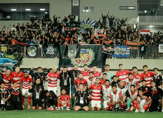 Skuad Madura United foto bersama para suporter yang mendukung mereka saat menghadapi Tainan City FC di leg pertama perempat final AFC Challenge League. (Sumber: Instagram @maduraunited.fc)