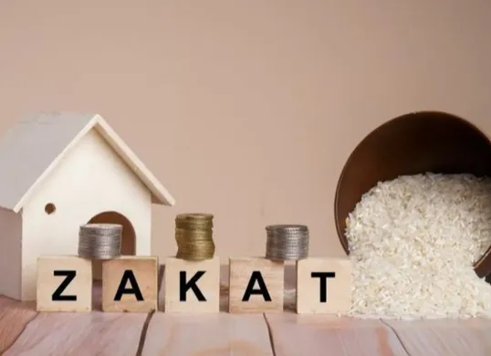 Buya Yahya memberikan penjelasan mengenai cara sah membayar zakat fitrah melalui transfer atau aplikasi digital, dengan memastikan zakat sampai kepada yang berhak. (Sumber: Pinterest)