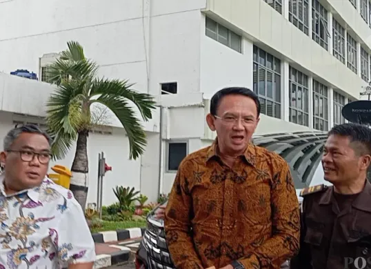 Mantan Komisaris Utama PT Pertamina Basuki Tjahaja Purnama (Ahok) penuhi panggilan Kejagung. (Sumber: Poskota/Ali Mansur)