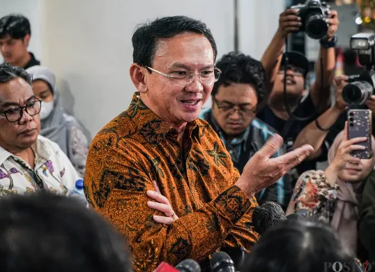 Mantan Komisaris Utama Pertamina, Basuki Tjahaja Purnama alias Ahok, keluar dari Gedung Kejaksaan Agung, Jakarta, Kamis, 13 Maret 2025. (Sumber: Poskoata/ Bilal Nugraha Ginanjar)