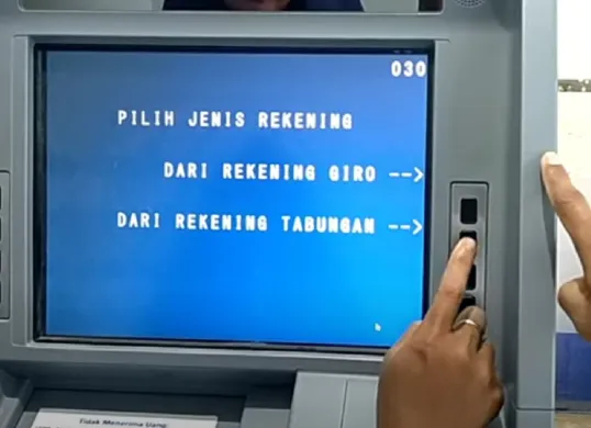 Mesin ATM tempat penarikan dana bantuan PKH dengan mudah dan cepat. (Sumber: Youtube/@Solwidd aan)