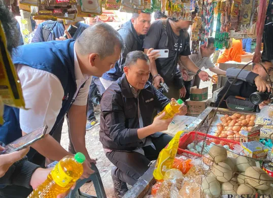 Satreskrim Polres Cimahi bersama dinas terkait melakukan sidak MinyaKita di Pasar Cimindi, Jalan Mahar Martanegara. (Sumber: Poskota/Gatot Poedji Utomo)