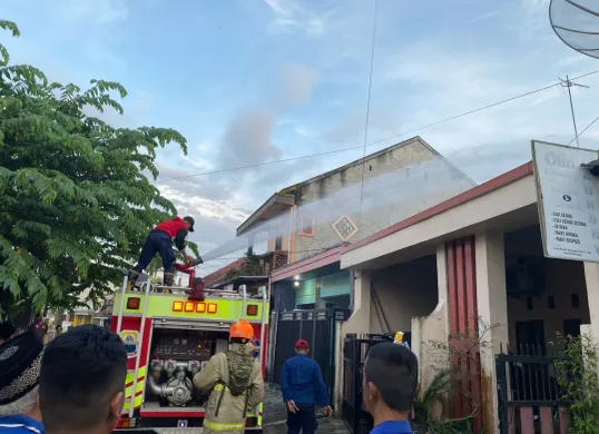 Sejumlah petugas Damkar Lebak saat berusaha menangani kebakaran di kawasan BTN Pepabri Blok A 10, Kampung Bojongleles, Desa Bojongleles, Kecamatan Cibadak. (Sumber: Dok. Damkar Lebak)