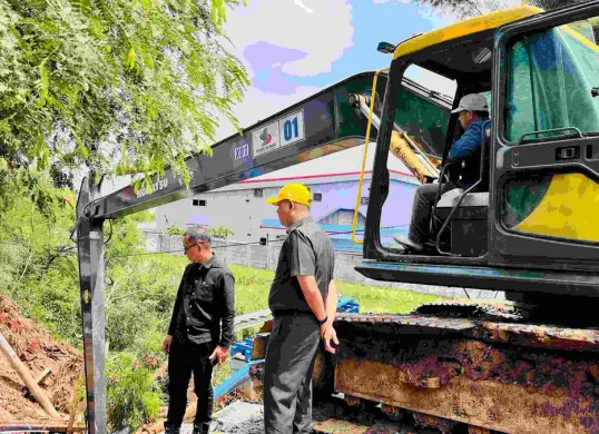 Pemkab Bekasi segera melakuka perbaikan Jembatan Jati Wangi yang rusak akibat longsor. (Sumber: Dok. Diskominfosantik Kabupaten Bekasi)