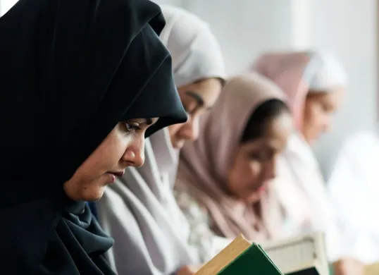  Perempuan membaca Al-Qur'an saat haid ternyata diperbolehkan. (Sumber: Freepik/rawpixel.com)