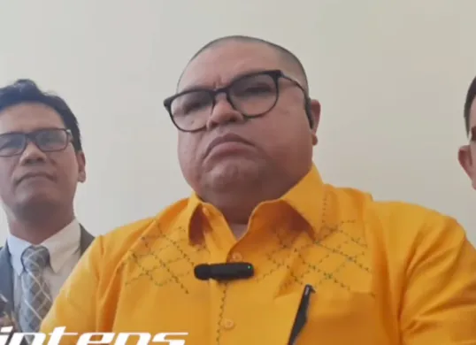 Razman Arif Nasution menanggapi soal rencana keluarga Vadel Badjideh yang akan mencabut laporan terhadap Nikita Mirzani. (Sumber: Tangkap Layar YouTube/Intens Investigasi)