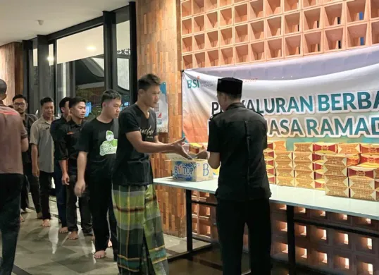 BSI membagikan paket berbuka dalam program Ramadan Berbagi. (Sumber: Dok. BSI Maslahat)