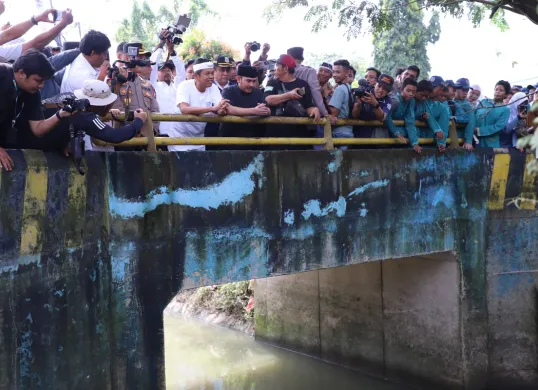 Bupati Bekasi Ade Kuswara Kunang bersama Gubernur Jawa Barat Dedi Mulyadi meninjau langsung proses pembongkaran bangunan liar di bantaran Kali Sepak, Desa Srijaya, Kecamatan Tambun Utara, Jumat 14 Maret 2025. (Sumber: Newsroom Diskominfosantik)