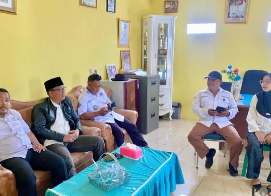 Anggota Komisi IV DPRD Kabupaten Bekasi Boby Agus Ramdan mengunjungi SDN Harjamekar 03, Cikarang Utara. (Sumber: Poskota/Heri Effendi)