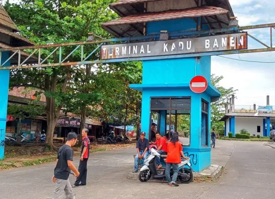 Suasana di gerbang pintu masuk kawasan Terminal Kadubanen, Kecamatan Pandeglang. (Sumber: Dok. Warga)