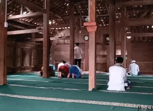 Sejumlah warga saat melaksanakan ibadah salat di Masjid Kuno "Baitul Arsy" di Kampung Pasir Angin, Kelurahan Pagerbatu, Kecamatan Majasari, Pandeglang, Banten. (Sumber: Poskota/Samsul Fatoni)